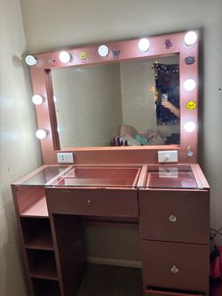 💕pink/rose gold Vanity with Light up mirror& Lots of storage💕