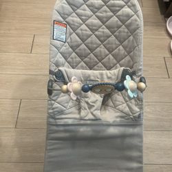 Like New Babybjorn Bouncer With Toy Bar