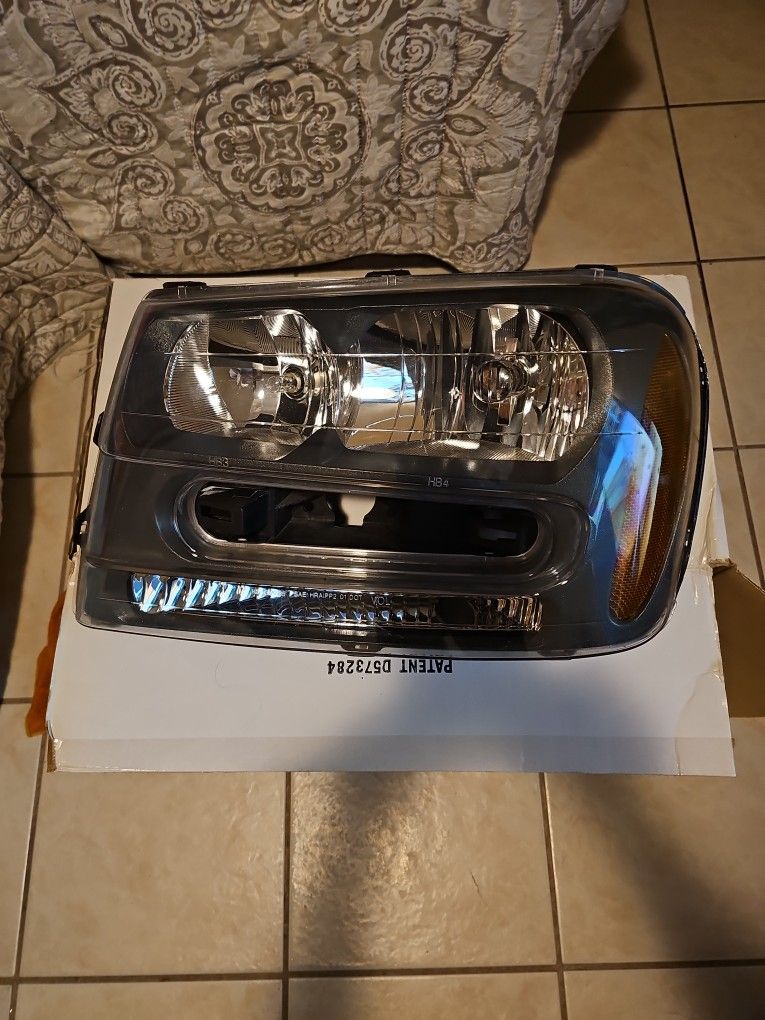 Chevy. Trailblazer Headlight Assembly The Pair