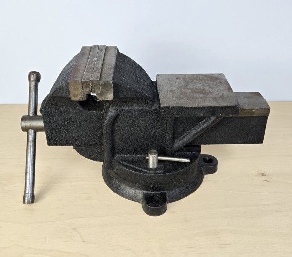 Heavy-Duty 6” Swivel Bench Vise – Smooth Action, Removable Jaws