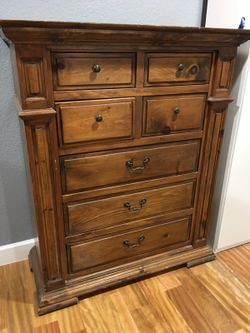 Real Solid Maple Wood Dresser. 7-Drawers. Great condition.