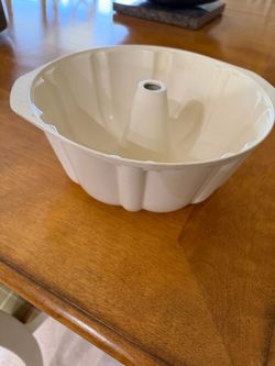 Durable bundt cake pan. Microwaveable