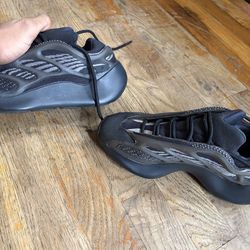 Adidas Yeezys 700 V3 Black Alvah Women’s Size 5