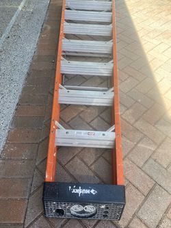 Husky 8-Ft Fiberglass Ladder – $65. Escalera Husky de Fibra de Vidrio