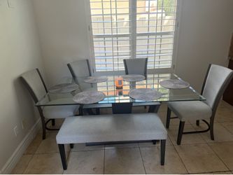 Dining Room Table + Chairs Serb
