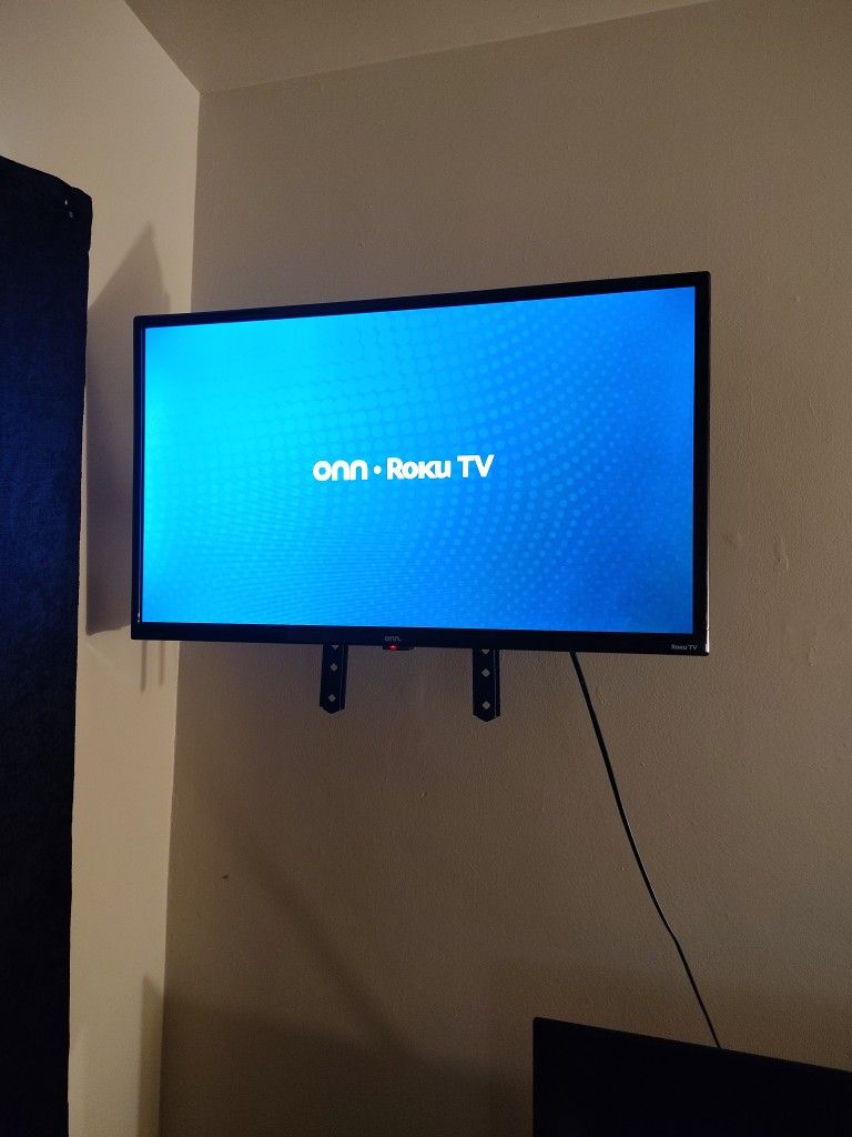 32 Inch TV With Wall Mount 