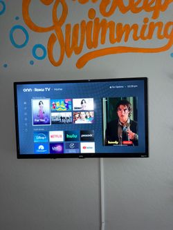 ONN Roku Smart TV – Wall Mounted – Great Condition 📺