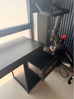Large Black Office Desk / Escritorio Grande de Oficina – Built-In Power Outlets / Tomas Eléctricas