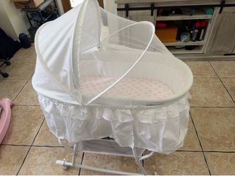 Dream On Me Lacy Portable 2-in-1 Bassinet & Cradle with Full Canopy, Storage Basket, Locking Wheels, Lightweight Frame, BSA Certified, Includes 1” Mat
