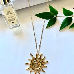 Western-Style Minimalist "Light Luxury" Necklace: Gold-Tone Spiral Cutout Sun Pendant—Sophisticated & Distinctive