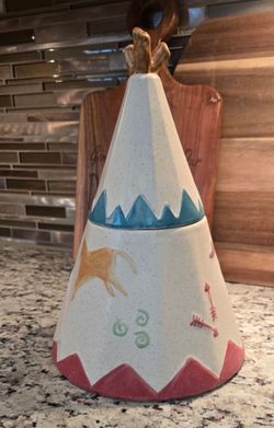 VINTAGE, UNIQUE and COLLECTABLE Teepee Cookie Jar was Purchased in FRONTIER LAND at WALT DISNEY WORLD PARKS~ 
▪︎Made by Treasure Craft. Teepee Cookie 