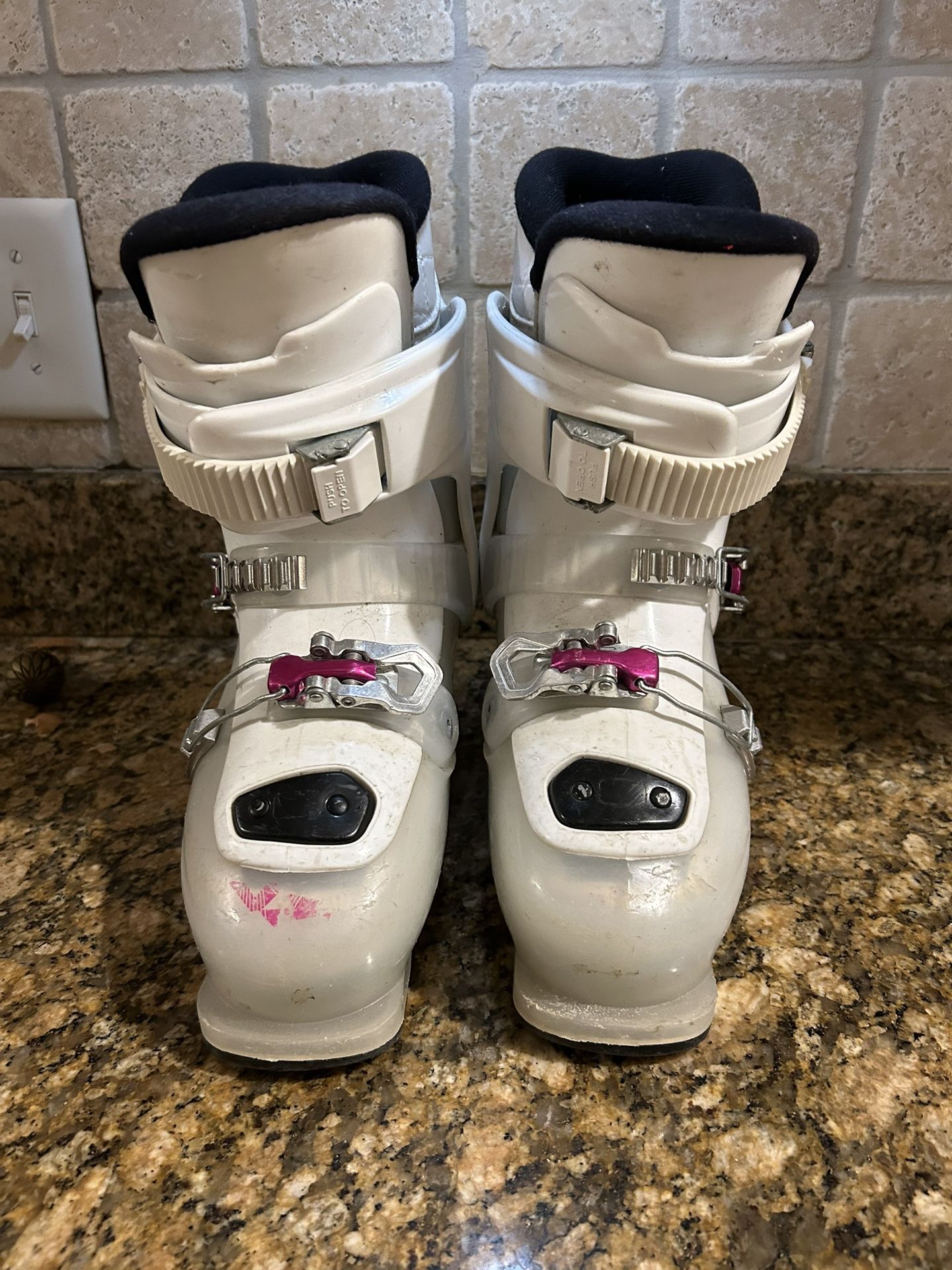 DELBELLO Girls/womans Ice Skates Sz 23.5/272mm