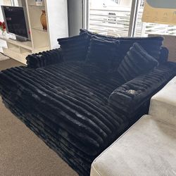 Cuddler Chaise! $799 🖤🔥 Available In White!
