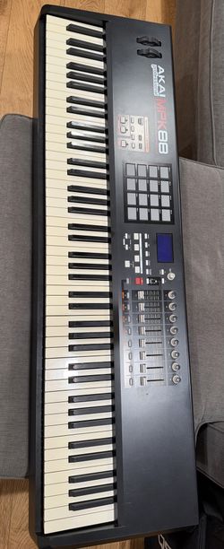 AKI MPK88 midi controller
