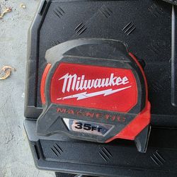 Milwaukee 35-ft Tape Measure