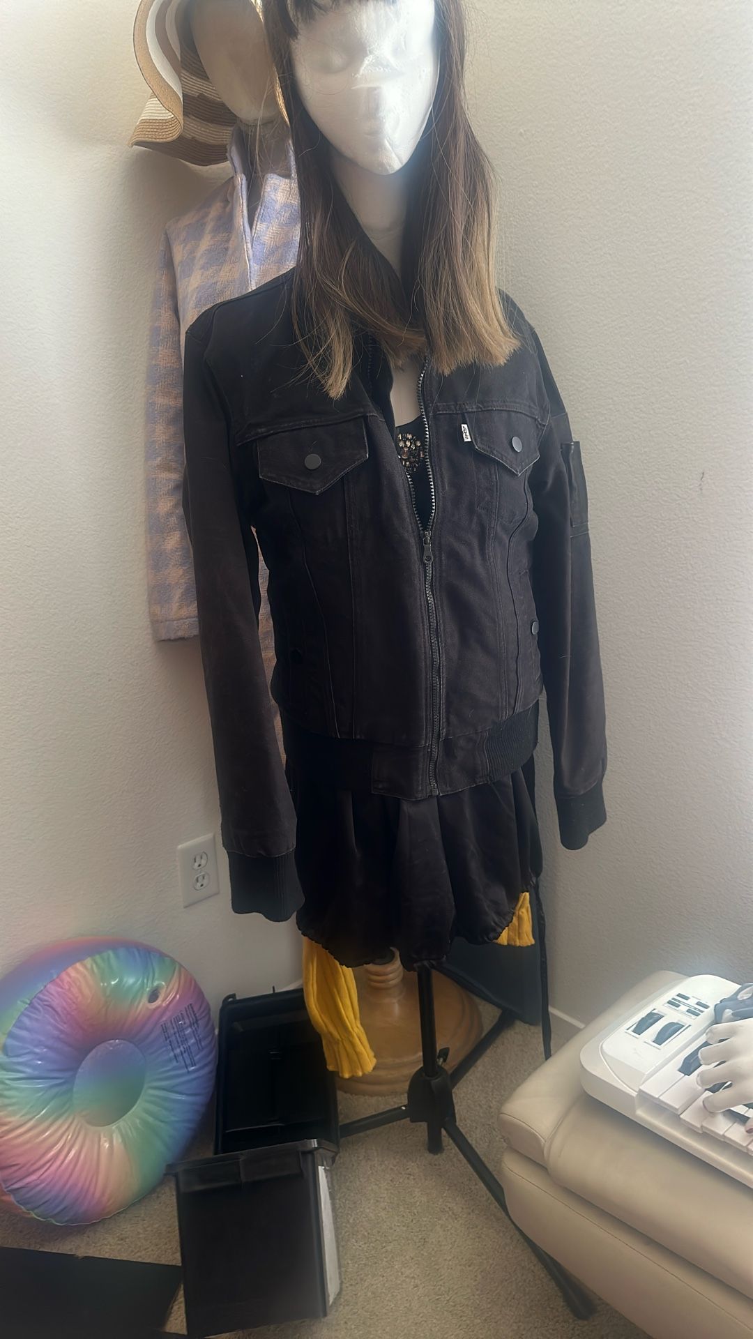 Ladies Small Levi’s Black Zip Up Jean jacket