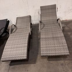  $150.00 Set of 2 Wicker Adjustable Patio Outdoor Chaise Lounge Chairs Pool Recliners with Pull-out Side Table