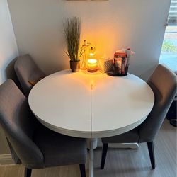 IKEA Dining table with unfolding middle extender