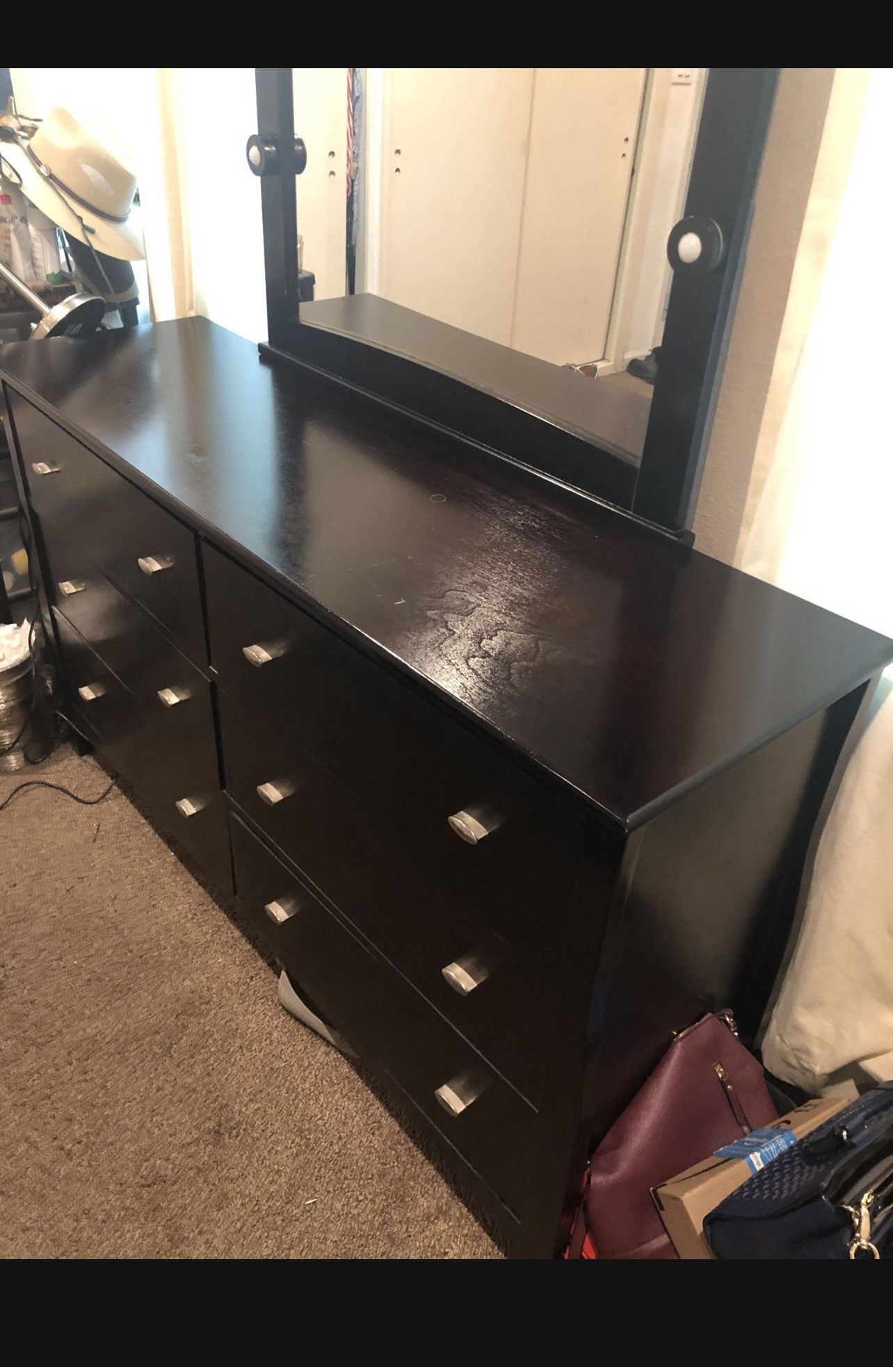 Queen Bed 2 Nightstands Dresser & Mirror