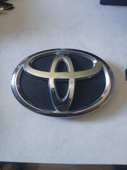 Toyota Corolla Front Emblem ORIGINAL 2009-2013 OEM