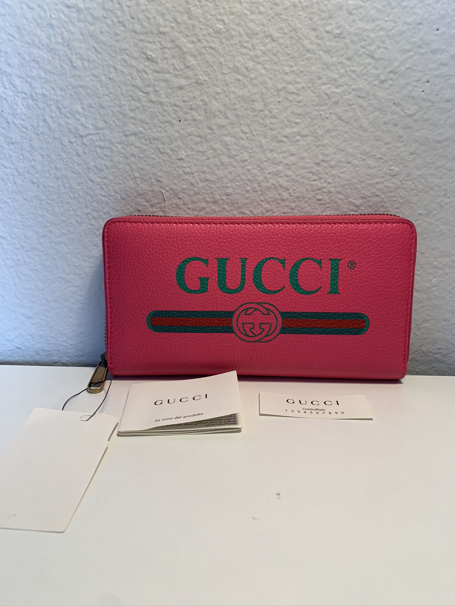 GUCCI Logo Pink Wallet Zip Around $798