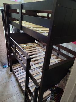 Kids triple bunk bed