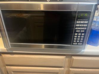 Hamilton Beach 1.1 cu ft 1000 watt countertop microwave in good condition!