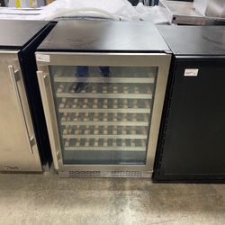 24 in. Built-in Single Zone Right Hand Wine Cooler 