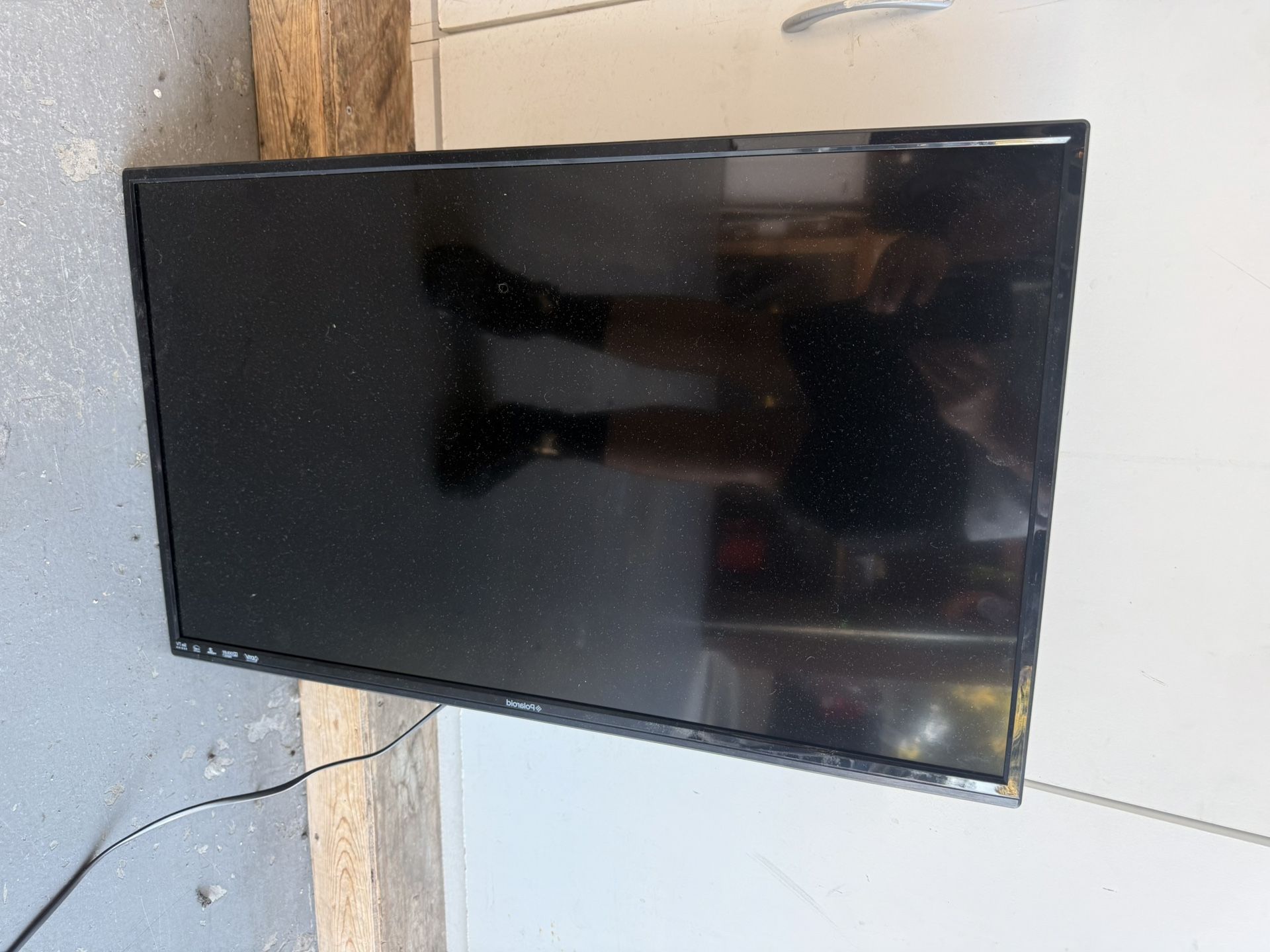 Polaroid TV 32 Inch With Wall Mount 
