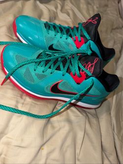 LeBron 9 low reverse Liverpool size 9.5 men’s basketball sneakers very new condition no box