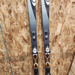 SALOMON verse Snow Skis