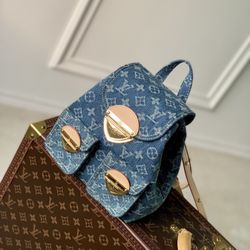 A blue denim fashion versatile bag