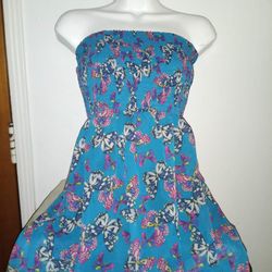 Blue butterfly print strapless romper measurements 13 in from pit to pit 25 inches in length