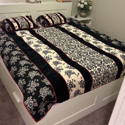 King Bed Spread With Cases And Pillows 