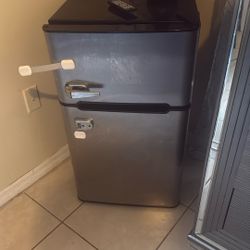 Mini refrigerator