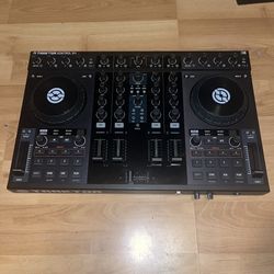 Traktor Kontrol S4 DJ controller