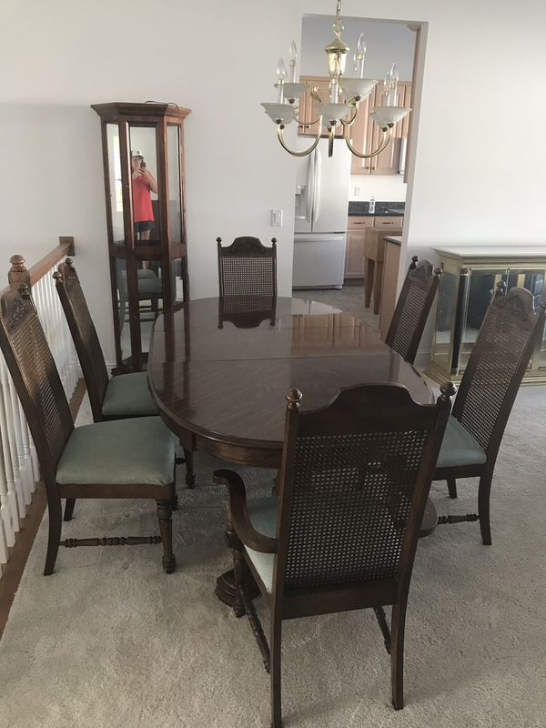 Dining room table and chairs for Sale in St. Louis, MO - OfferUp