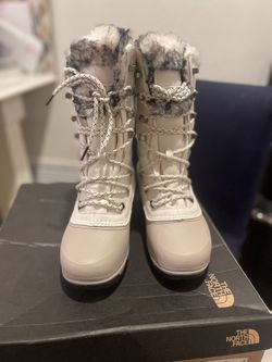 North face womens Size 8 Snow Boots *NEW*