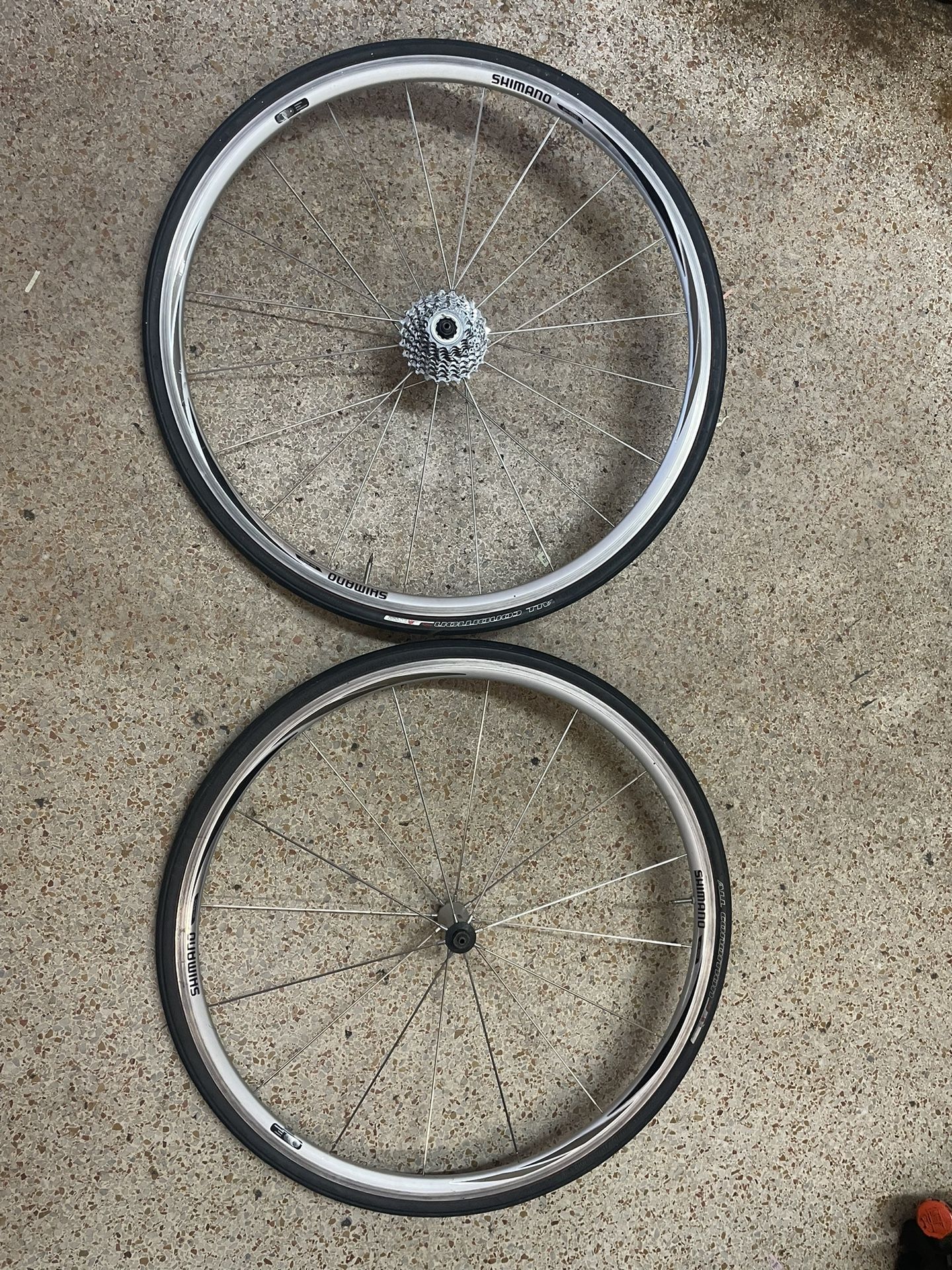 SHIMANO WH-R550 700 Wheels Tires 9 Speed Cassette