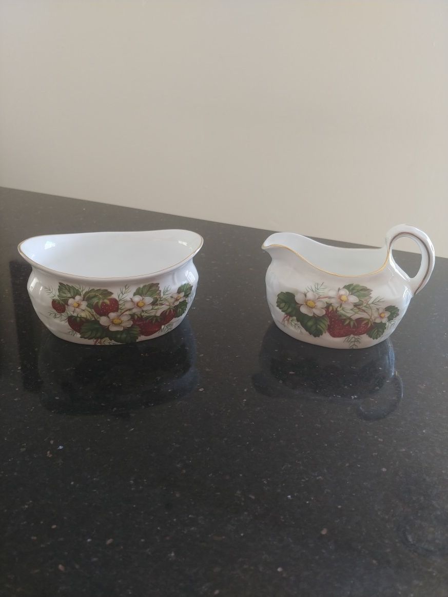 Hammersley. Set of sugar pot and creamer for coffee or tea Bone China. Made in England. Porcelain.