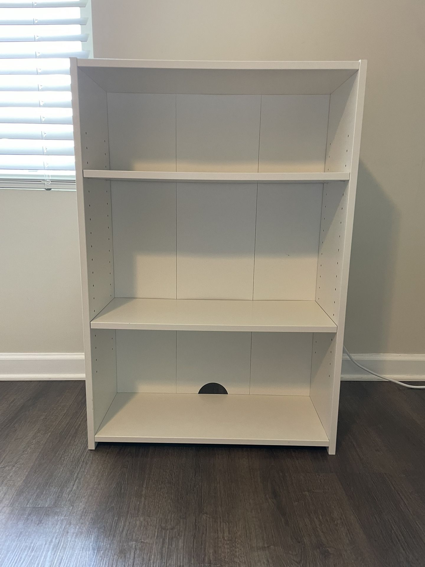 White 3-shelf bookshelf 