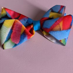 Multicoloured hair bow with a fun, vibrant design #bow #fashion