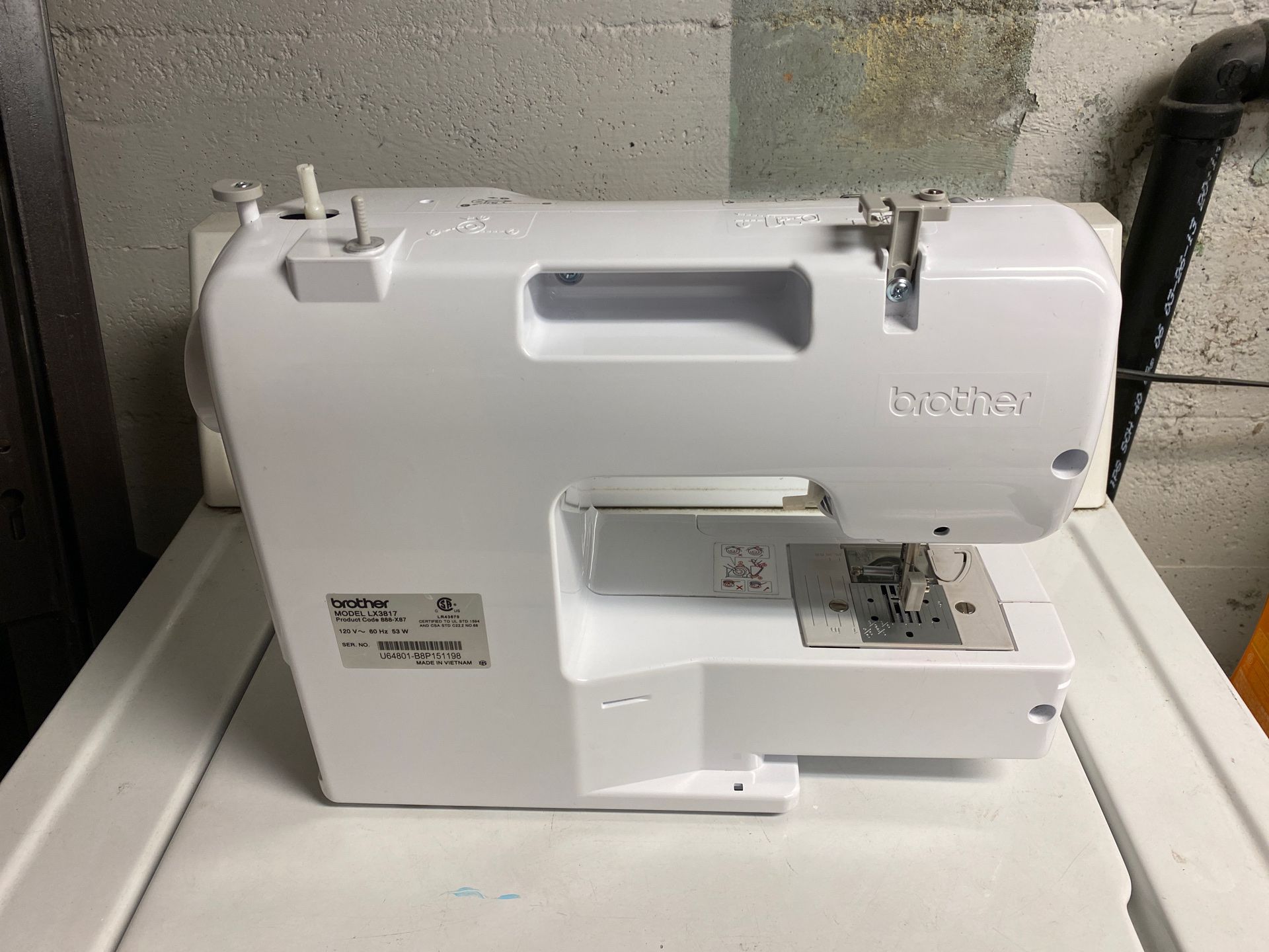 BROTHER LX3817 17-Stitch Sewing Machine. Without Power Cord and Foot