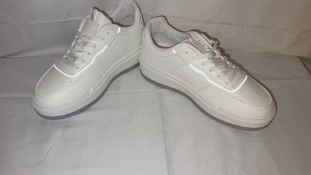 Prettylittlething Sneakers Size 6 US White Platform Contrasting sole Lace-up New with tags Excellent condition, smoke free, pet friendly home