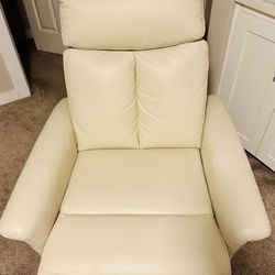 Off White Leather Recliner Chair – Very Comfortable  Selling a stylish and comfortable  leather recliner chair. The chair is in Excellent condit