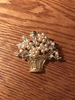 Pretty gold tone brooch with pearls