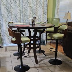 Round Dining Table with 4 Adjustable Bar Stools – Excellent Condition