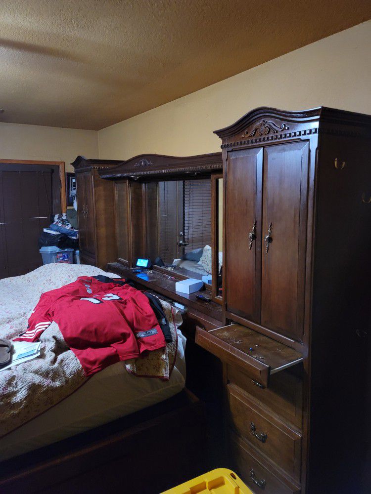 King Size Bedroom Set - w/o mattress