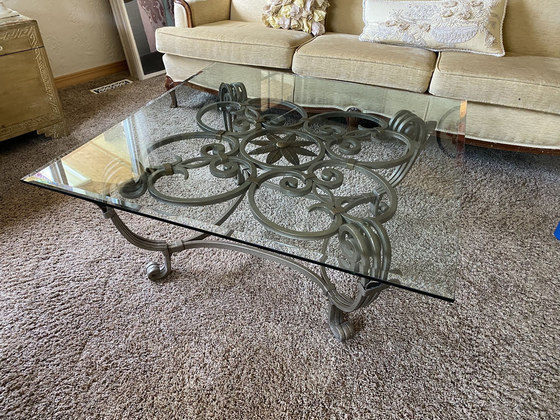 Matching Coffee/Sofa Table Set