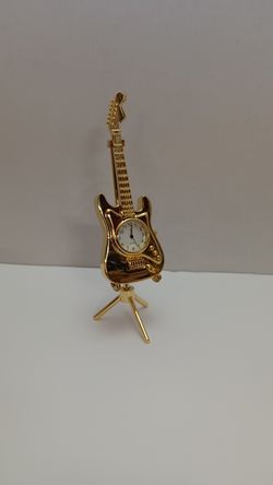 Guitar mini clock